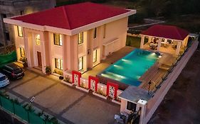 Luxurious Harmony Villa, Large Pool & Turf By 23 Villastay